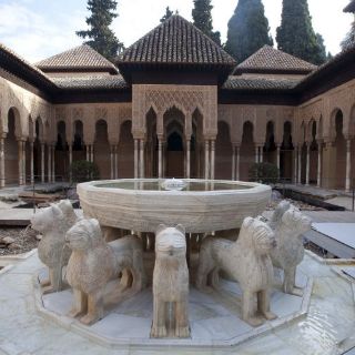 Los leones de la Alhambra vuelven a verter agua tras ser restaurados