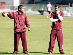 José Luis Salgado (der.) ofreció un breve mensaje a los medios de comunicación para anunciar su salida.  /