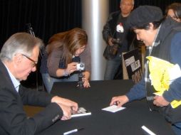 El galardonado con el Premio FIL de Lenguas Romances 2011 se reúne con lectores. NOTIMEX  /