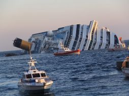 Vista del barco de cruceros Costa Concordia escorado 80 grados en aguas de la isla italiana de Gigli. EFE  /