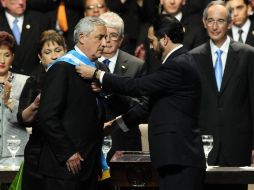 El nuevo mandatario, Otto Pérez Molina (izq), recibe la banda presidencial de manos del presidente del Congreso, Gudy Rivera (der). EFE  /