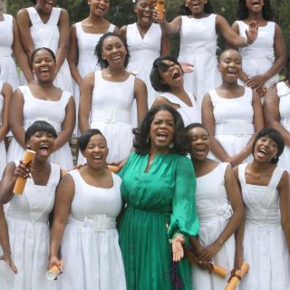 Oprah Winfrey visita Sudáfrica para graduación en su escuela