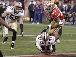 Momento en que Vernon Davis (85) atrapa el pase que le dio la victoria a los 49ers. AP  /
