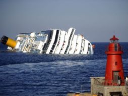Las labores de evacuación se vieron dificultadas por la súbita inclinación del barco. AFP  /