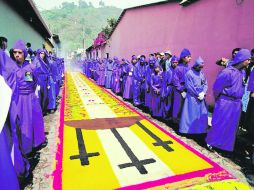 En los templos de Guatemala también se acostumbra montar ofrendas monumentales con las primeras cosechas del campo. EL UNIVERSAL  /