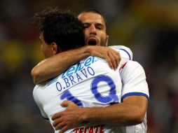 Omar Bravo y Villa celebran el primer gol de Cruz Azul en el partido. MEXSPORT  /
