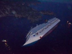 El ''Costa Concordia'' se volteó sobre su lado izquierdo tras chocar con un escollo frente a la isla de Giglio. EFE  /