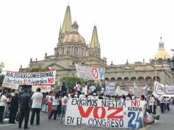 Más de mil manifestantes se concentraron en la Plaza de Armas para exponer su inconformidad con la reforma.  /