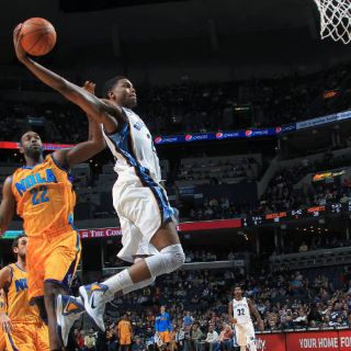 Ayón muestra su potencial con los Hornets