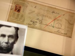 El cheque, destinado al mismo Abraham Lincoln, fue localizado dentro de viejas cajas de archivo. AP  /