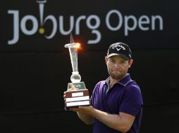 Grace, de 23 años de edad, sostiene el trofeo que le acredita como vencedor del Abierto de Sudáfrica. EFE  /