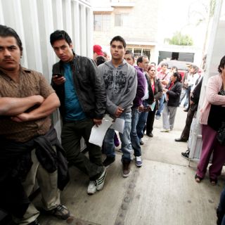 Pretextos y largas filas para renovar credencial de elector