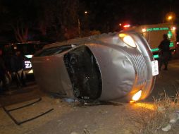 En el lugar se encontraba un vehículo volcado y con impactos de bala. ESPECIAL  /