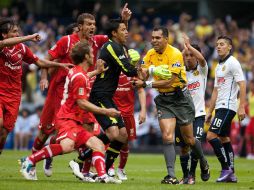 Los elementos de los Diablos Rojos reclaman al árbitro la marcación del penal. MEXSPORT  /