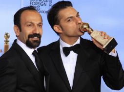 El director Asghar Farhadi y el actor Jodaeiye Nader Az Simin presumen el Globo de Oro. REUTERS  /
