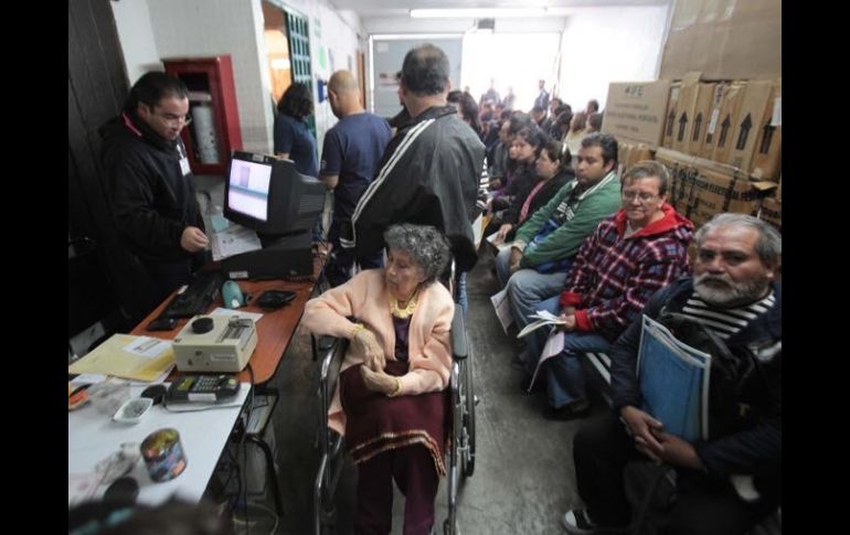 Ciudadanos acuden hoy a un módulo en la capital del país a tramitar su credencial para votar. EL UNIVERSAL  /