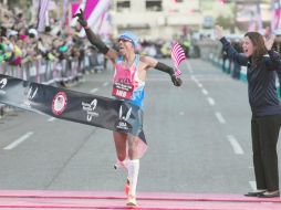 El maratonista estadounidense Meb Keflezighi celebra al llegar a la meta en primer lugar del selectivo de maratón. REUTERS  /