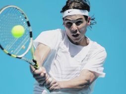 El español Rafael Nadal responde un servicio durante su entrenamiento previo a su debut en el Abierto de Australia. REUTERS  /
