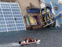 El rescate del barco continúa, los rescatistas y bomberos de la localidad llevan a cabo el operativo. REUTERS  /