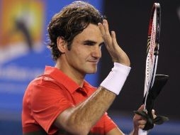 Federer agradece el apoyo del público tras ganar al ruso Alexander Kudryavtsev en la primera ronda del Abierto de Australia. EFE  /