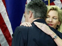 Jon Huntsman es abrazado por su esposa, luego de anunciar su declinación. AP  /