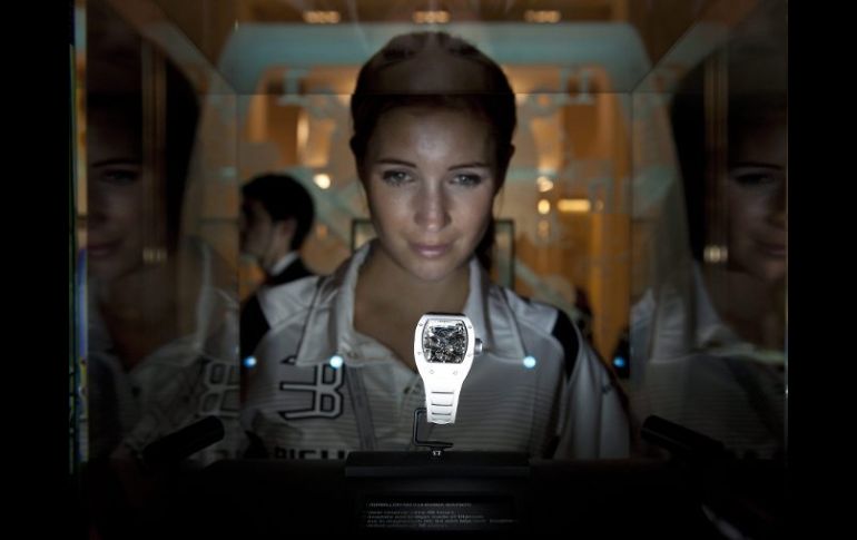 Una asafata contempla un reloj Richard Mille hoy, en Ginebra. EFE  /