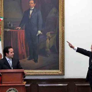 Toman protesta a funcionarios en Gobernación