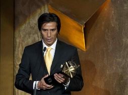 Lucas Lobos, de Tigres, con su Balón de Oro. MEXSPORT  /