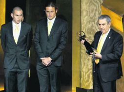 El presidente de Tigres, Alejandro Rodríguez, recibió el premio que reconoce a Tigres como el monarca del Apertura 2011. MEXSPORT  /