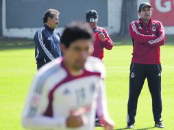 El entrenador del Guadalajara, Fernando Quirarte (tercero de izq. a der.) platica con su cuerpo técnico.  /
