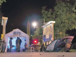 Los jóvenes instalaron sus casas de campaña entre las avenidas Vallarta y Pedro Moreno.  /