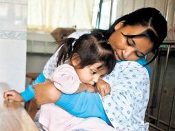 Una niña rarámuri es atendida en el municipio de Creel, Chihuahua. EL UNIVERSAL  /