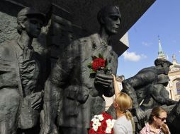 Una mujer coloca una ofrenda en el monumento a los libertadores de Polonia, conmemorando su liberación en 1945. AFP  /