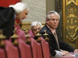 El juez Baltasar Garzón (d) escucha a su abogado Francisco Baena Bocanegra (detrás). EFE  /