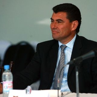 Bueno y Carrillo levantan la mano para dirigir a Estudiantes