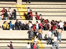 Vista general de la pelea entren aficionados de Queretaro y Atlas, durante juego de la semana 12 del Torneo Bicentenario 2010. MEXSPORT  /
