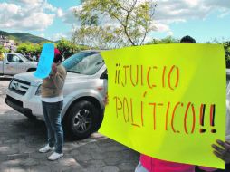 Estudiantes de la Normal Rural de Ayotzinapa protestan frente a la residencia oficial de Casa Guerrero. NTX  /