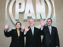 Josefina Vázquez Mota, Santiago Creel Miranda y Ernesto Cordero Arroyo, saludan previo al encuentro en la sede nacional del partido.  /