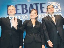 Los aspirantes a la candidatura del PAN a la Presidencia, Creel, Vázquez Mota y Cordero, saludan antes del debate. NTX  /