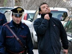 Por homicidio culposo múltiple, abandono de nave y naufragio, Francesco Schettino (d) puede ser condenado a 12 años de prisión. AP  /
