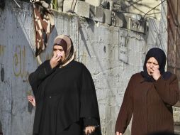 Familiares de uno de los fallecidos en el ataque llora su pérdida. AP  /