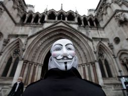 Representante de Occupy London afuera de la corte reacciona ante resolución de desalojarlos de la catedral de San Pablo. AP  /