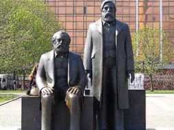 La estatua en bronce fue colocada en Berlín Oriental cuando todavía existía la RDA, en 1986. ESPECIAL  /