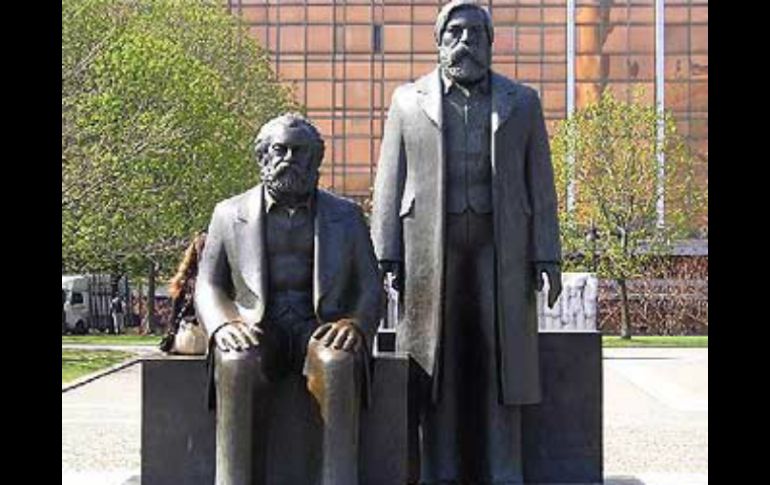 La estatua en bronce fue colocada en Berlín Oriental cuando todavía existía la RDA, en 1986. ESPECIAL  /