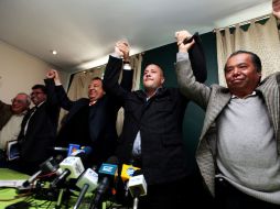 Ricardo Monreal (der) le impidió el paso a Roberto López (izq) durante la rueda de prensa.  /