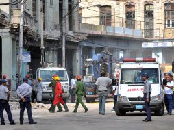Personal de emergencia y autoridades trabajan hoy, en el lugar del derrumbe. EFE  /