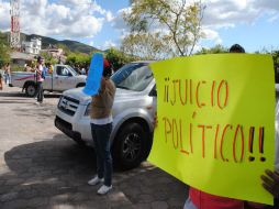 Estudiantes de la Normal Rural de Ayotzinapa, Guerrero protestan frente a la residencia oficial de casa Guerrero.NOTIMEX  /