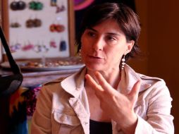 a directora de CinDra, Emma Miorin. conversando sobre la labor que desarrollará.  /