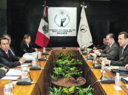 Facundo Rosas (i), en su comparecencia ante la CNDH, que preside Raúl Plascencia Villanueva (d), sobre el desalojo de normalistas.  /