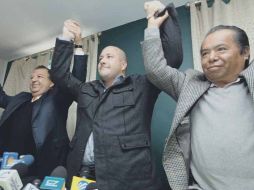 Enrique Alfaro Ramírez (centro) está a sólo una encuesta de ser candidato a gobernador, luego que confirmaron la coalición con el PRD.  /